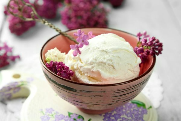 gelato alla crema in una ciotola decorato con fiori