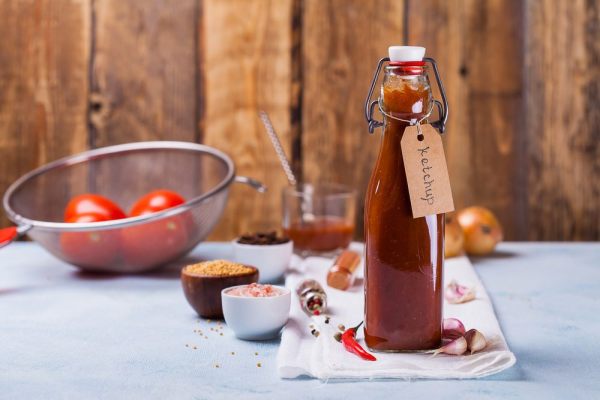 ketchup in bottiglia fotto in casa