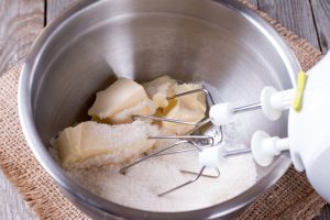 burro e zucchero in una ciotola