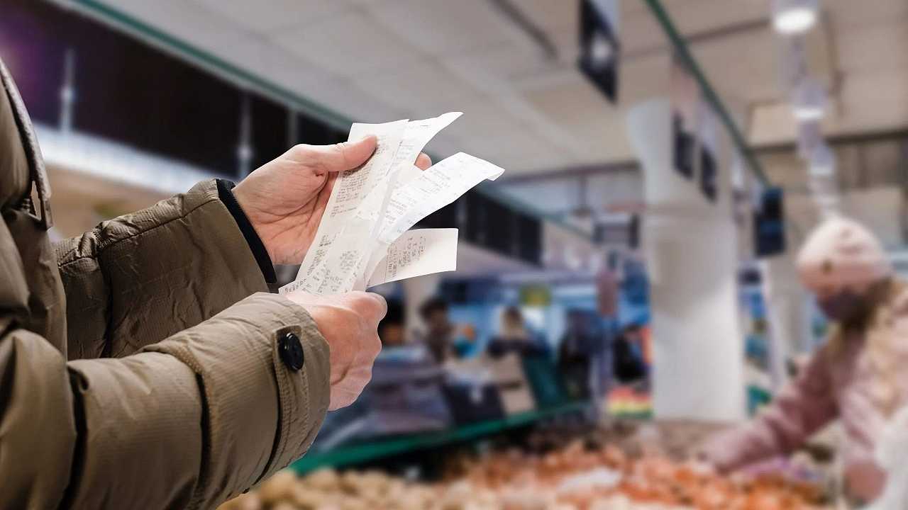 Regno Unito, il governo pensa a un tetto ai prezzi alimentari nei supermercati