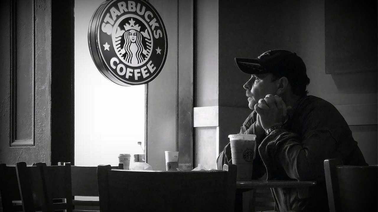 Stati Uniti, Starbucks chiude un altro locale per “problemi di sicurezza”: la polizia locale è perplessa