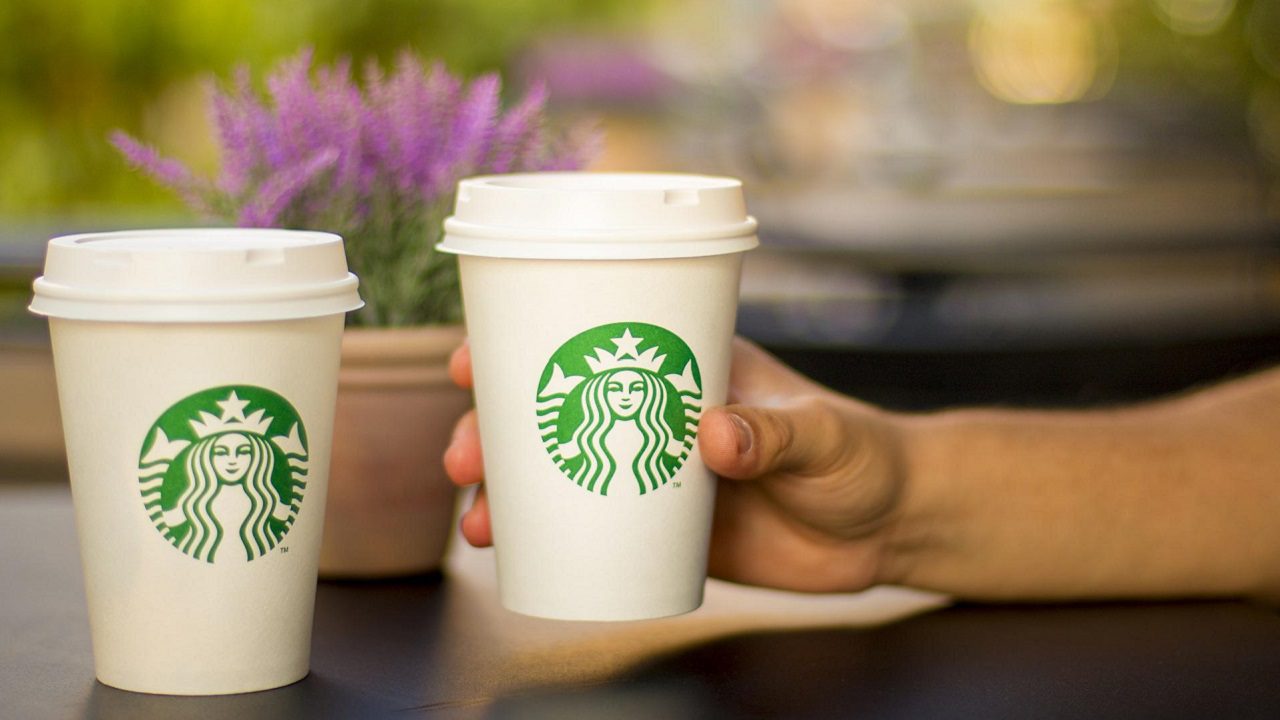 Stati Uniti, i dipendenti di uno Starbucks di Brookline tornano al lavoro dopo 2 mesi di scioperp