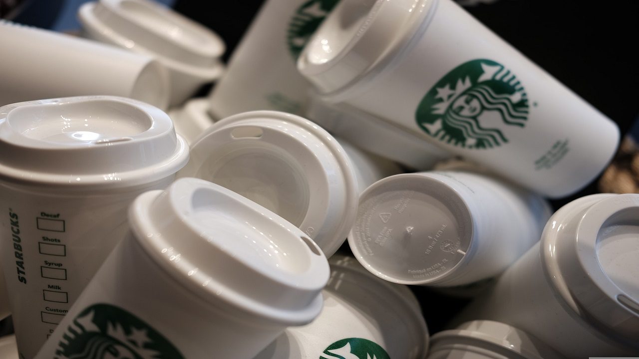 Starbucks potrebbe dire addio ai suoi iconici bicchieri in nome della sostenibilità