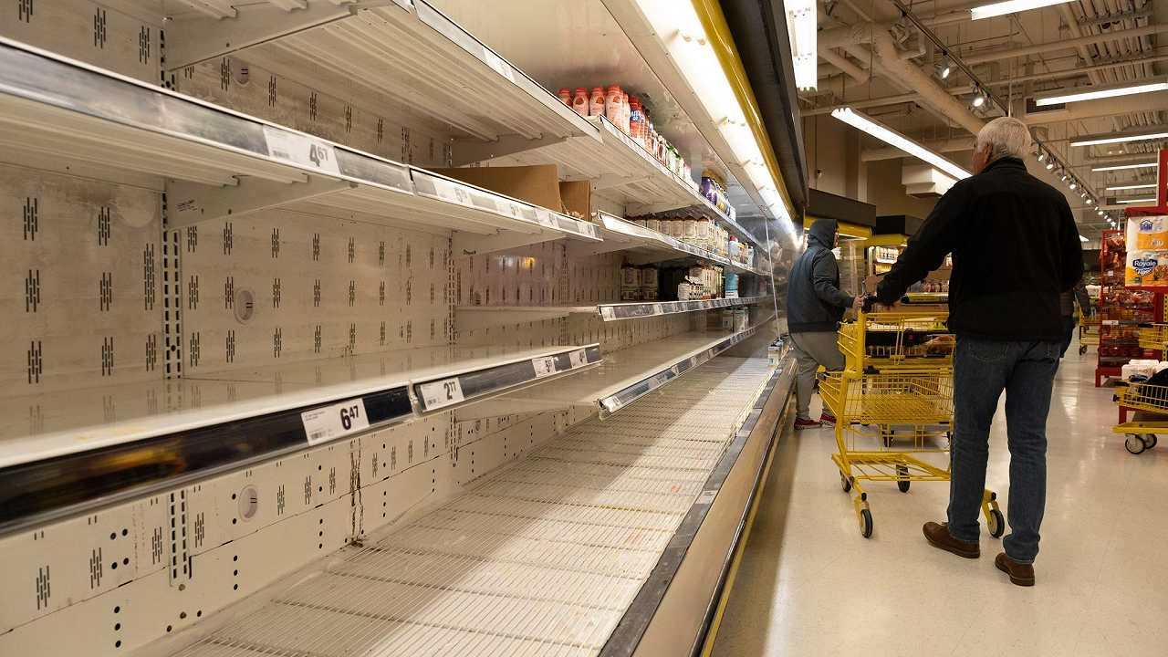 Tunisia, gli scaffali dei supermercati sono vuoti: mancano anche i prodotti di base