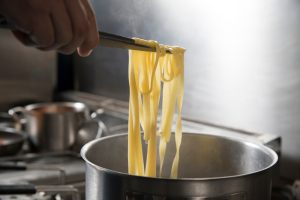 tagliatelle-lessate-in-pentola