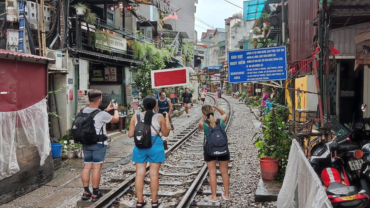 Vietnam: chiusi tutti i ristoranti e bar di Train Street ad Hanoi per problemi di sicurezza