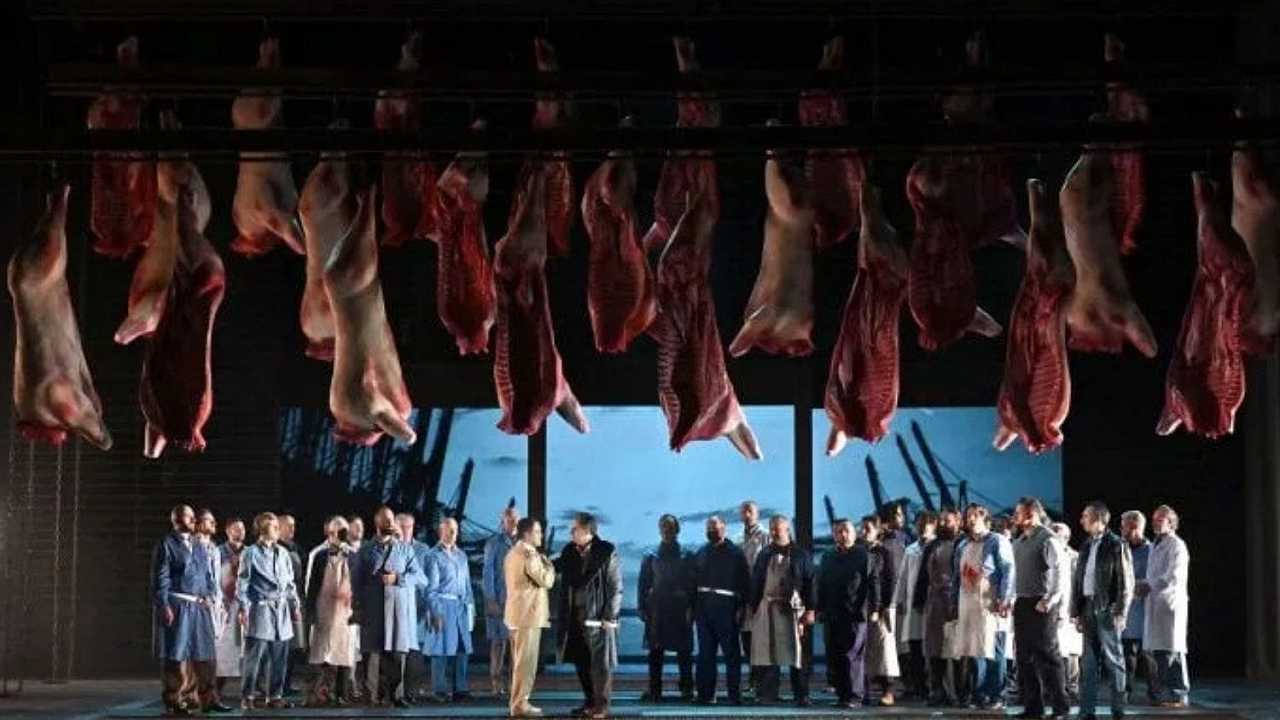 Festival Verdi, Simon Boccanegra viene ambientato in un macello: piovono fischi e proteste