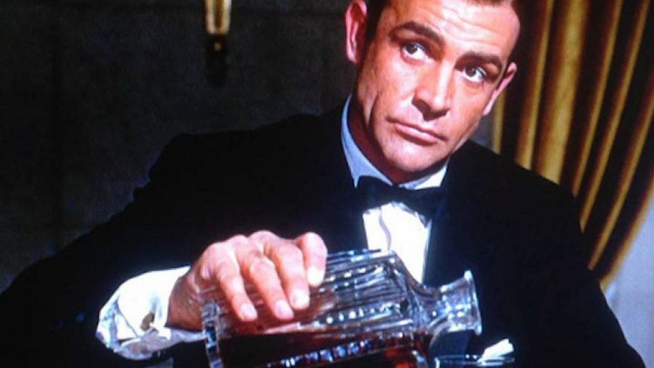 Whisky “con licenza di uccidere”: una distilleria scozzese presenta una collezione dedicata a 007