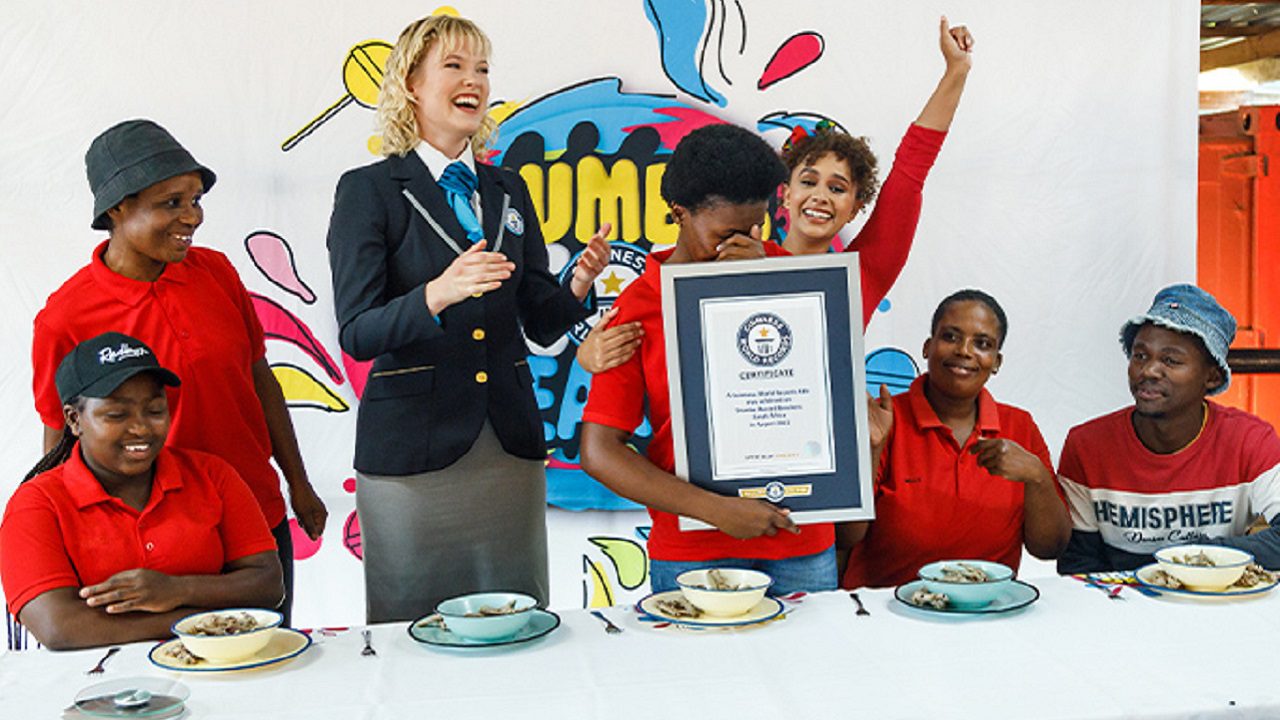 Zampe di gallina: ne mangia 121 g in 1 minuto, è il nuovo Guinness World Record