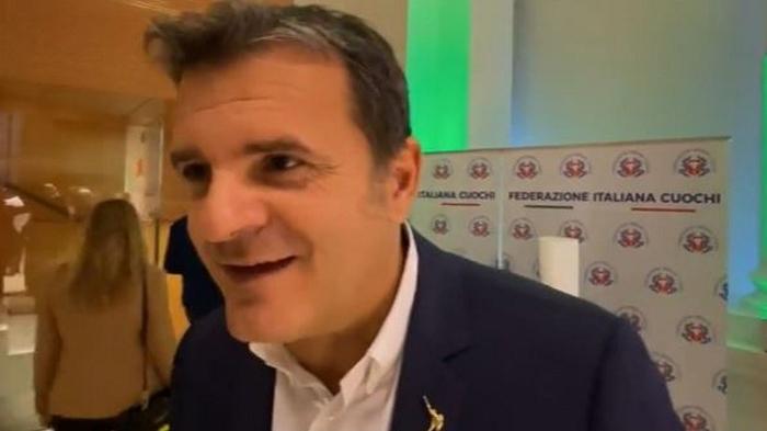 Lodi, carne halal nelle mense scolastiche: Gian Marco Centinaio chiederà “un’interrogazione con il Ministro”
