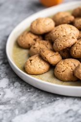 amaretti-in-un-piatto.