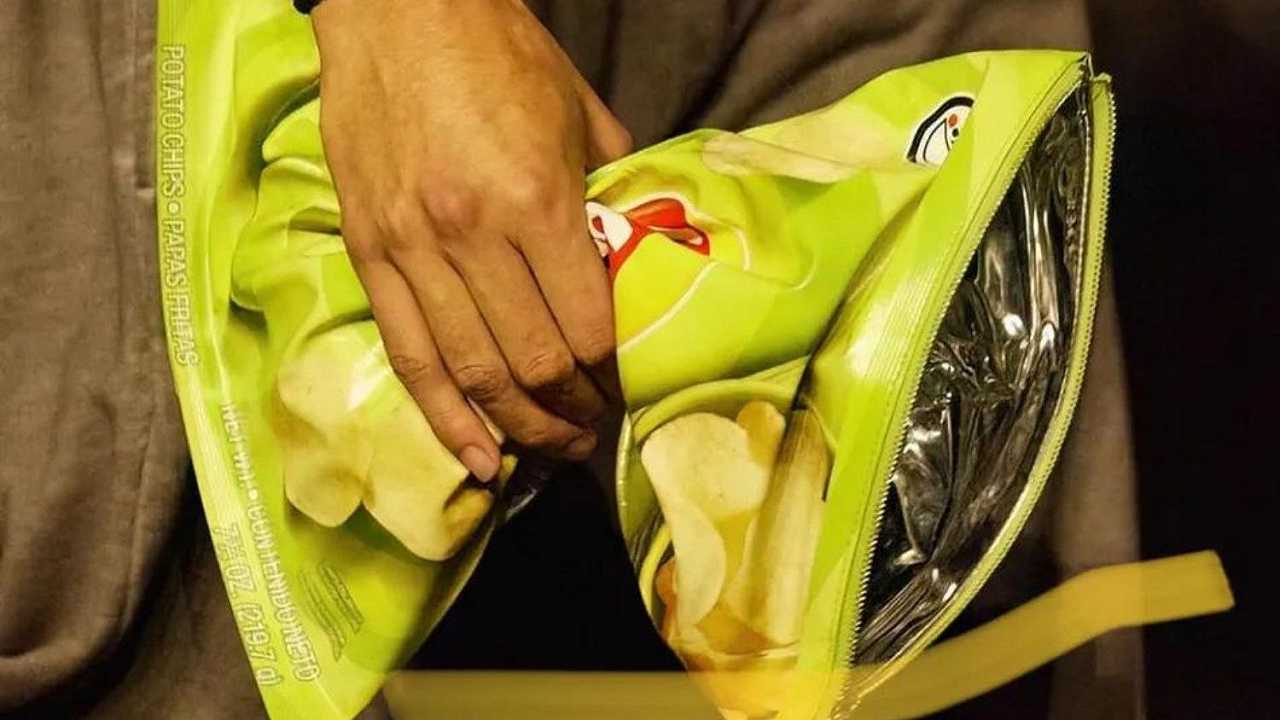 Balenciaga lancia una borsa con la stessa forma di un pacchetto di patatine