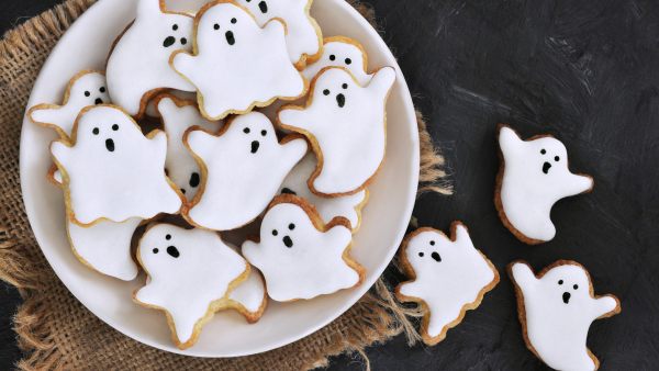biscotti fantasmini di halloween in un cestino