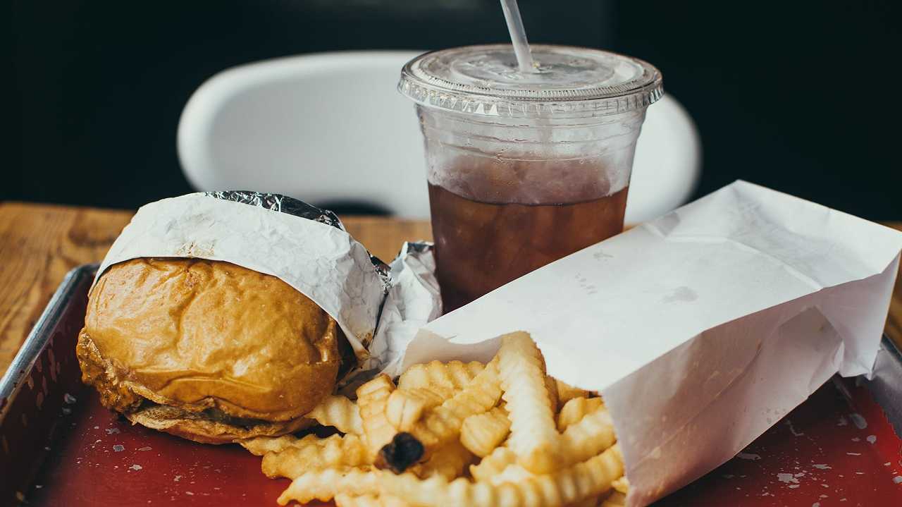 Mangiare cibo spazzatura fa male alla salute mentale? Uno studio sostiene di sì