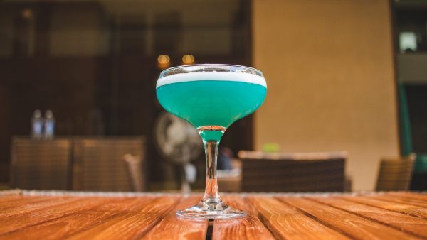 ricetta cocktail angelo azzurro nella coppa da champagne