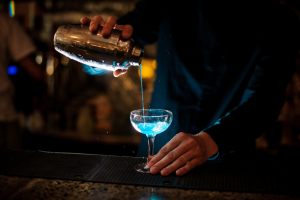 cocktail-angelo-azzurro-versato-nella-coppa