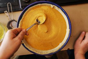 crema-di-zucca-versata-sulla-pasta-frolla