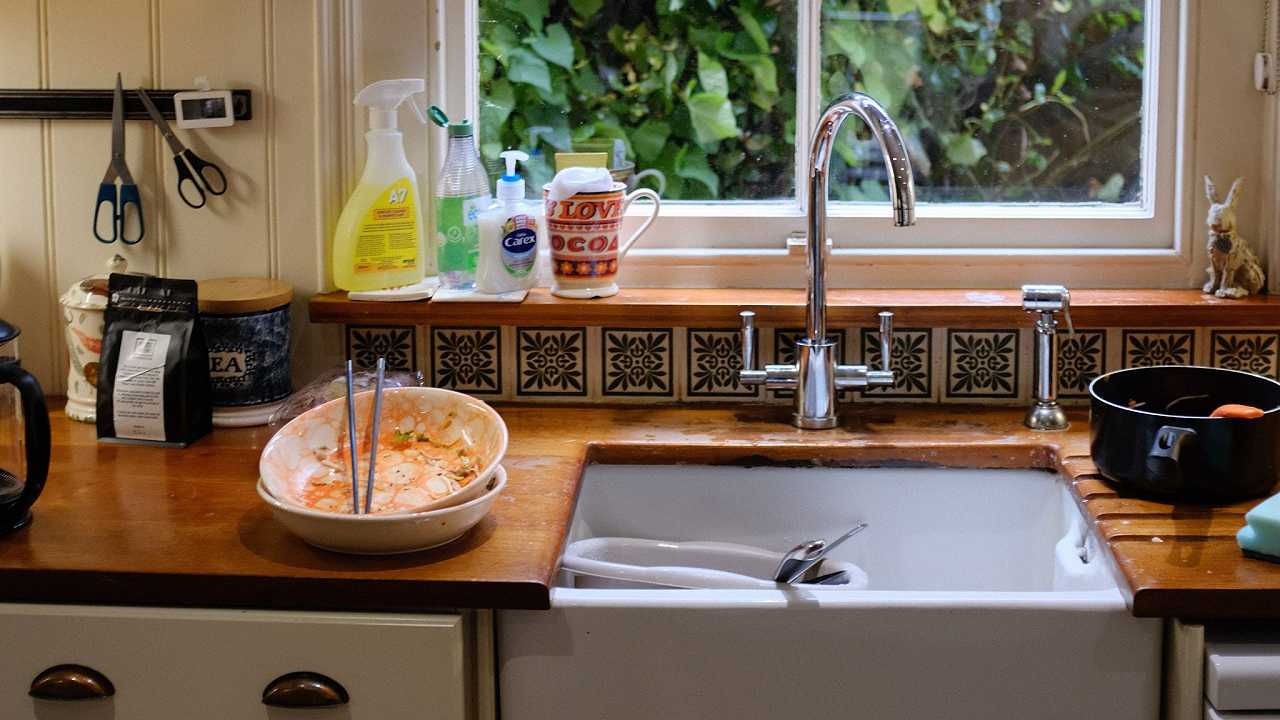 8 regole per lavare i piatti (a mano) correttamente