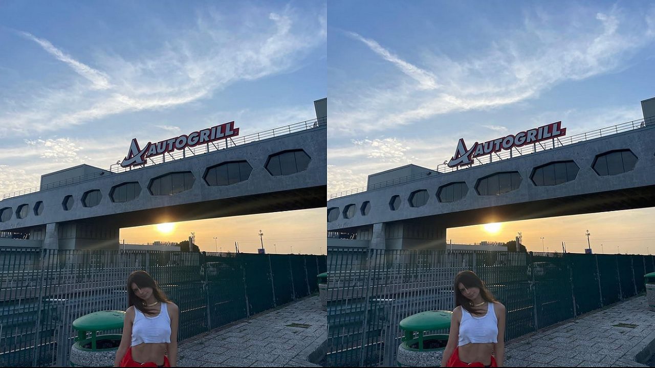 Emily Ratajkowski si fa una foto davanti all’Autogrill facendo il cosplay della bandiera italiana