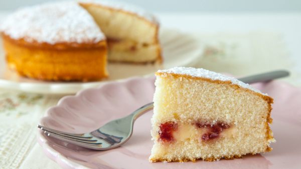 ricetta torta versata alla marmellata fetta di torta ripiena con crema e marmellata