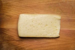 formaggio-casera-su-un-tagliere