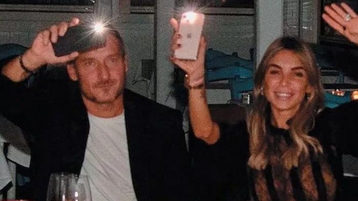 Francesco Totti festeggia il compleanno con Noemi Bocchi, ma il ristorante è lo stesso in cui chiese a Ilary Blasi di sposarlo