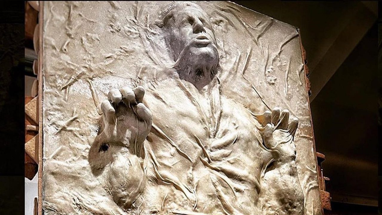 USA: panetteria realizza una scultura di pane di Han Solo di Star Wars nella carbonite