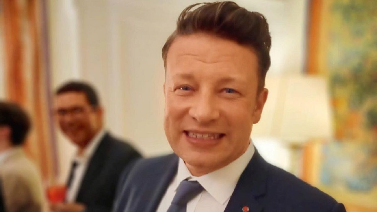 Jamie Oliver contro Liz Truss per i pasti gratuiti nelle mense scolastiche