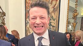 Jamie Oliver è ormai il paladino dei pasti gratuiti nelle mense scolastiche