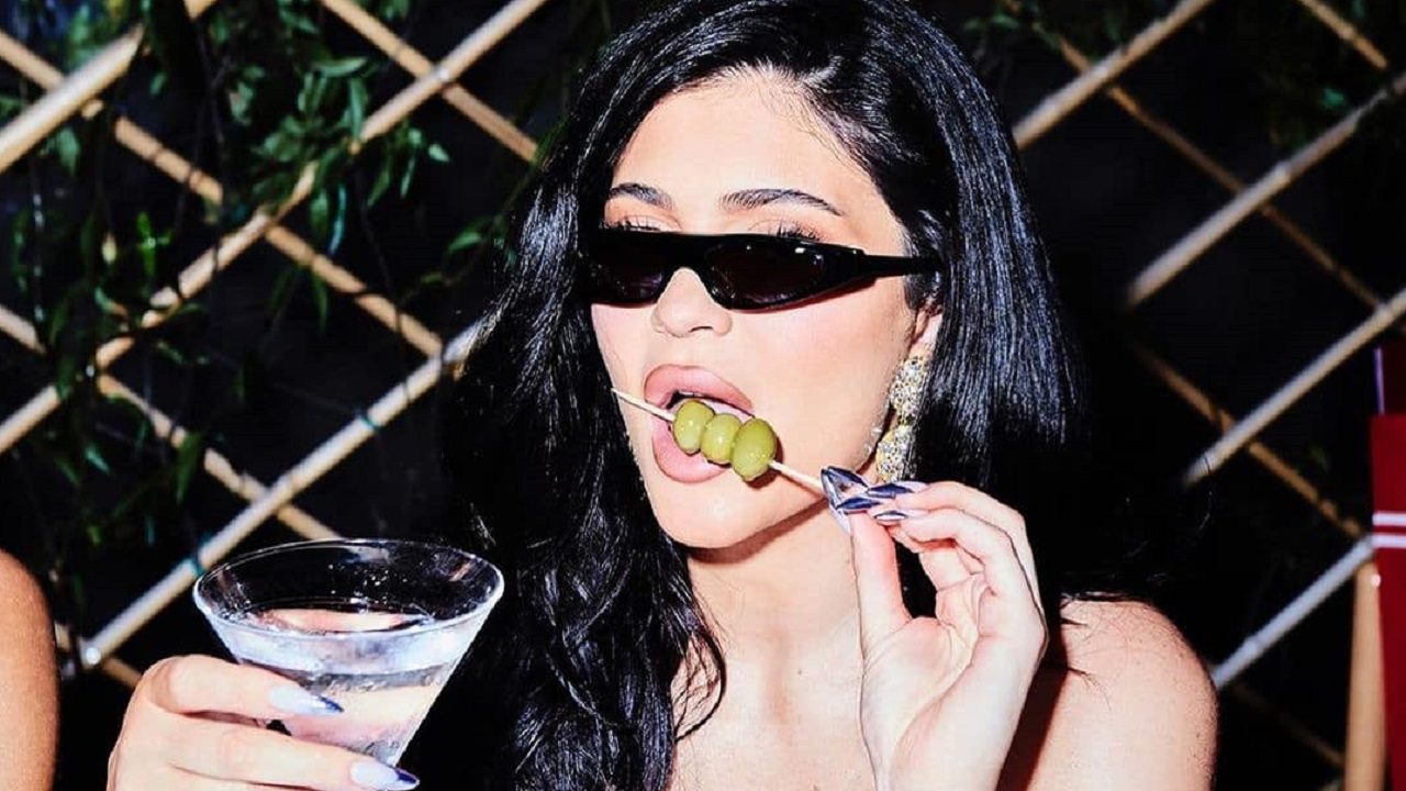 Kylie Jenner: svelato il menu del suo jet privato, che però a noi non fa tanta gola