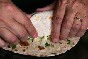 mani-che-formano-un-burrito
