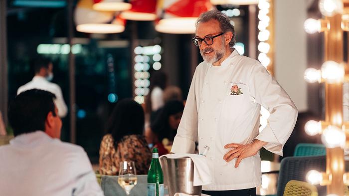 Massimo Bottura in Puglia per insegnare a fare le orecchiette ai giovani