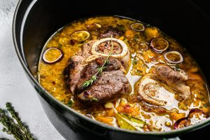 ossobuco-a-cuocere-nel-brodo