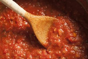 padella-con-salsa-di-pomodoro