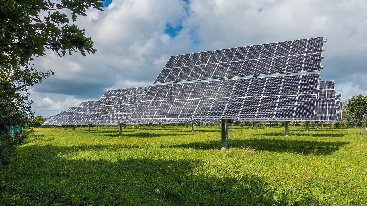 UK: basta pannelli solari sui terreni agricoli, a rischio la produzione alimentare