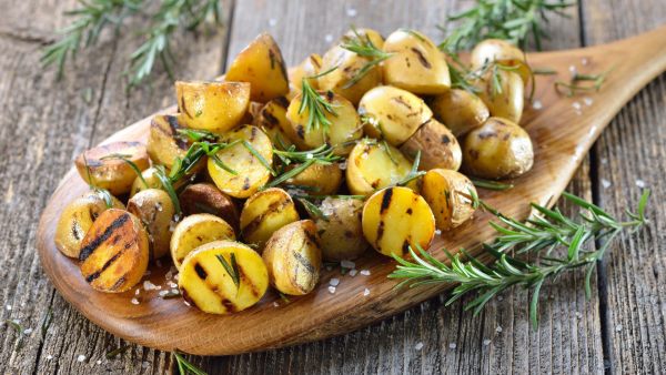patate-grigliate-su-tagliere