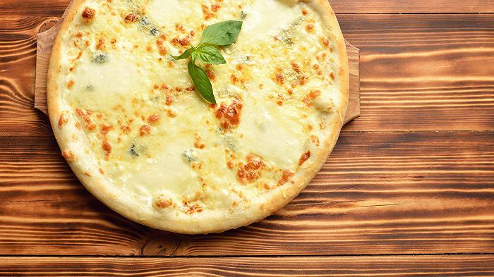 Pizza ai 4 formaggi: filante, bianca e in quattro consistenze
