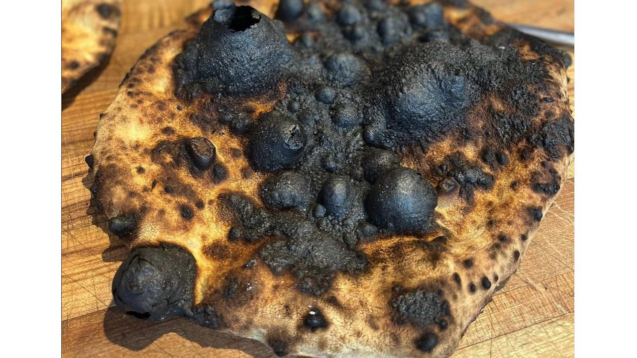 Com’è nata la moda (americana) della pizza bruciata