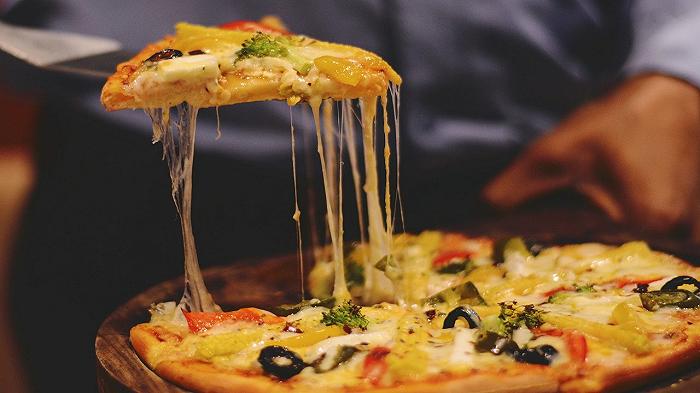 Olmedo: va in pizzeria con la pistola nella borsa e si ferisce con un colpo accidentale, arrestato