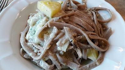 Condite con formaggio e burro aromatizzato