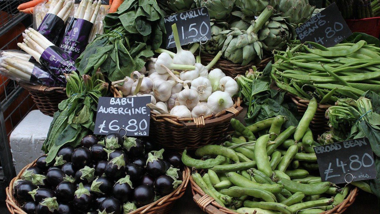 Regno Unito, i cittadini reagiscono al caro vita: aumentano le vendite di verdura danneggiata (+38%)