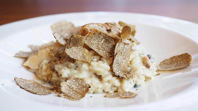 risotto al tartufo bianco nel piatto