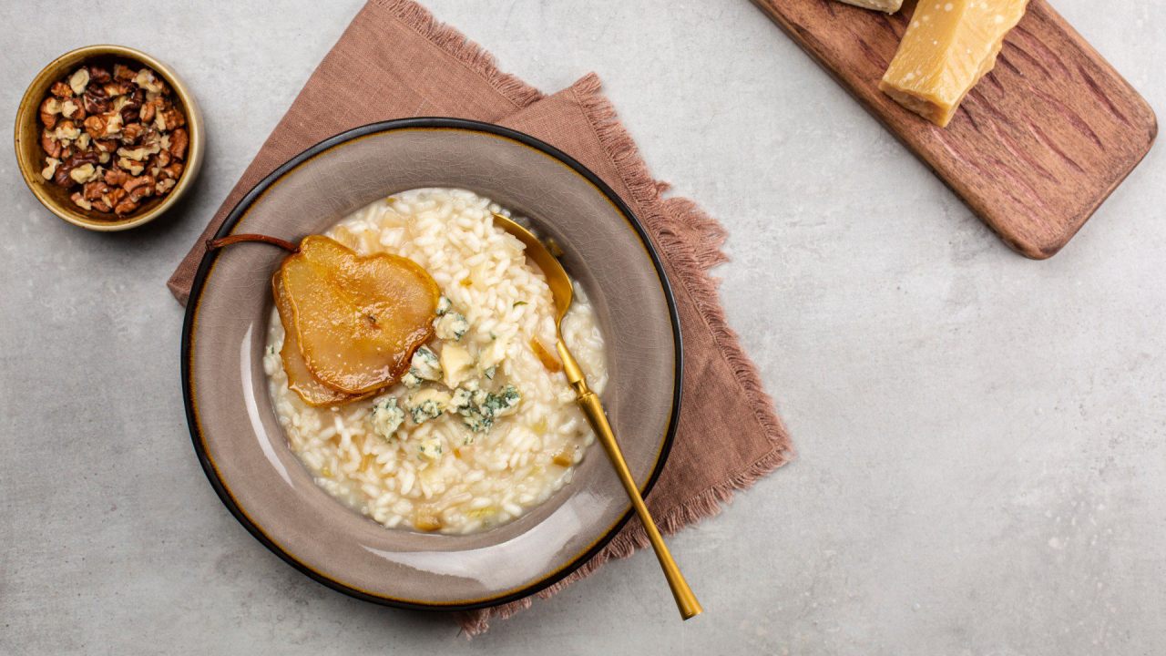 Risotto e pere, il primo piatto dolce e salato mantecato