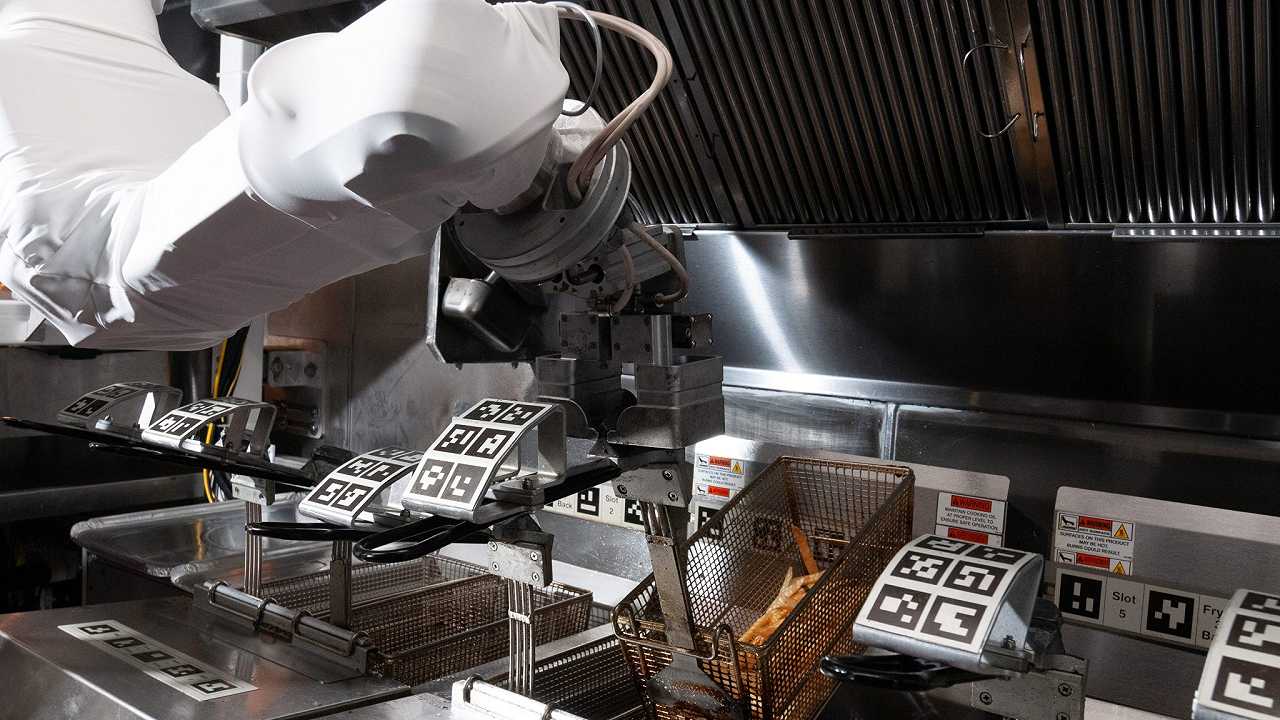 Fast food: ecco Flippy 2 , il robot che cucina hamburger e patatine fritte meglio di un umano