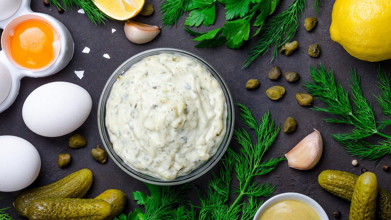 Salsa tartara, una maionese arricchita con erbe e sottaceti