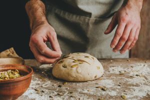 semi-di-zucca-aggiunti-sul-pane-crudo