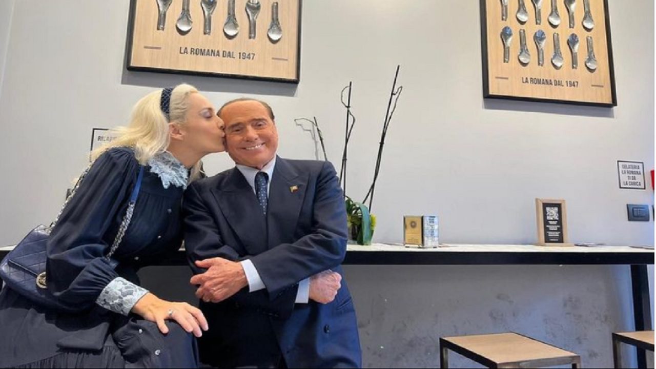 Silvio Berlusconi sceglie La Romana, e non è una barzelletta (ma forse dovrebbe)