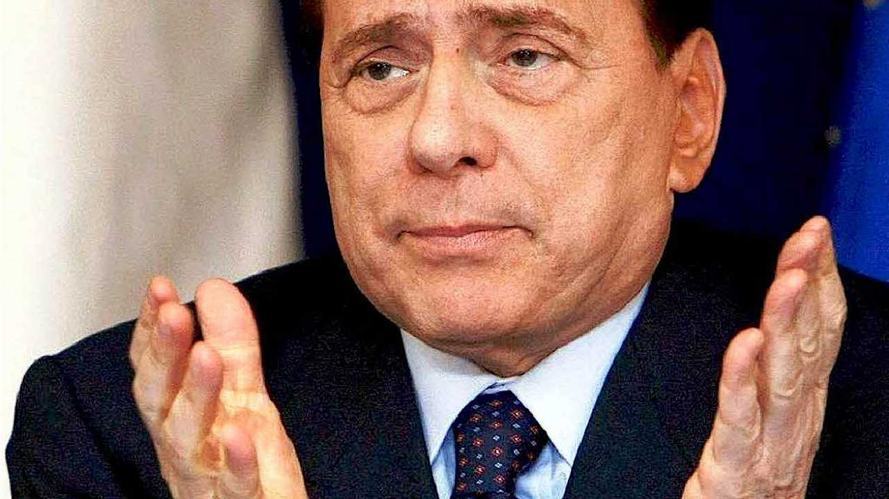 Silvio Berlusconi ammonito dall’Ue: lo scambio di vodka con Vladimir Putin è proibito dalle sanzioni
