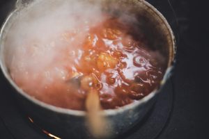 spezzatino-con-polenta-in-cottura