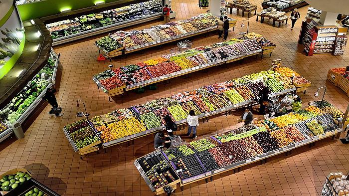 Assago, supermercato Carrefour: prende un coltello dagli scaffali e aggredisce 5 persone